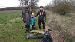 Co uklidili dobrovolníci ve Žďáru a ve Lhoticích? Třeba kapotu od trabanta