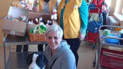 Dobrovolníci vyrazili s velikonoční nadílkou na oddělení následné péče. Foto: Klaudiánova nemocnice