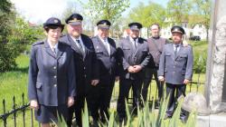 Starosta města Jiří Plíhal nejprve spolu s baráčníky a místními hasiči položil květiny u busty T. G. Masaryka ve Veselé. Foto: Petr Novák