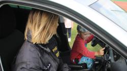 Dětské návštěvníky zaujala možnost spustit v policejním automobilu akustickou výstražnou signalizaci. Foto: Petr Novák