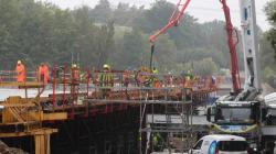 Na stavbě mostu na Klášter bylo v úterý rušno, během jediného dne sem zamířilo 80 mixů betonu. Foto: město Mnichovo Hradiště