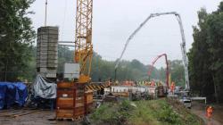 Na stavbě mostu na Klášter bylo v úterý rušno, během jediného dne sem zamířilo 80 mixů betonu. Foto: město Mnichovo Hradiště