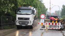 Na stavbě mostu na Klášter bylo v úterý rušno, během jediného dne sem zamířilo 80 mixů betonu. Foto: město Mnichovo Hradiště