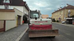 V místě standardní zastávky probíhají práce na rekonstrukci inženýrských sítí. Foto: Petr Novák