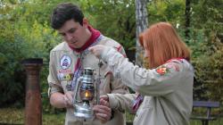 Skauti zapalují oheň. Foto: Petr Novák