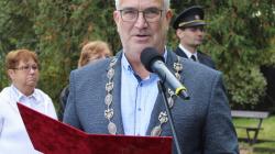  „Nezapomínejme bývalých hrdinů. Jak těch, kterým stavíme pomníky, tak těch malých hrdinů v každé obci, kteří uvedli narozenou republiku v život,“ zaznělo v projevu starosty. Foto: Petr Novák
