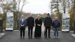 Novou lávku přes Jizeru slavnostně otevřela hejtmanka a další vzácní hosté. Foto: Petr Novák