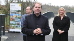 V popředí místostarosta Mnichova Hradiště Ondřej Lochman, v pozadí středočeský radní pro dopravu Petr Borecký a hejtmanka Petra Pecková. Foto: Petr Novák
