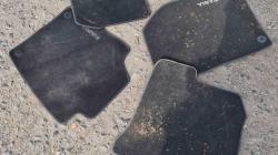 Nejkurioznějším nálezem byla sada nových koberečků do auta. Foto: SDH Doubrava