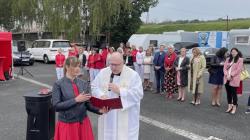 Slavnostní uvedení do provozu automobilů v Litoměřicích. Foto: Diecézní charita Litoměřice