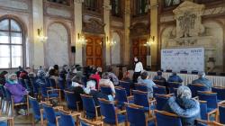 Ve Valdštejnském paláci se účastníci seznámili s Hlavním sálem, ve kterém se zasedali senátoři v letech 1996–1998, než došlo k rekonstrukci současného Jednacího sálu v bývalé Valdštejnově konírně. Foto: Petr Novák