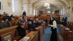 Exkurze byla zakončena v Jednacím sálu, který byl v minulosti honosnou palácovou konírnou. Foto: Petr Novák