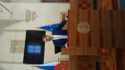 Na závěr měli účastníci exkurze možnost v Jednacím sálu opět krátce podiskutovat se senátorem Ondřejem Lochmanem. Foto: Petr Novák