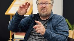 Na vernisáž zavítal i horolezec, novinář a muž mnoha dalších profesí Boris Hlaváček.​ Foto: Hana Uhríková