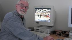 Jindřich Hes v dubnu 2010 během počítačových kuzů pro seniory v DPS v Kněžmostu. Foto: Petr Novák