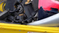 Autovraky do kontejneru na plasty nepatří. Pomůžete vypátrat pachatele přestupku v Bakově?