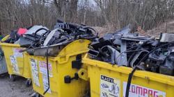 Autovraky do kontejneru na plasty nepatří. Pomůžete vypátrat pachatele přestupku v Bakově?