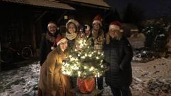 Denní centrum pro seniory Jizera zahájilo Vánoce ve čtvrtek 30. listopadu rozsvícením vánočního stromku na zahradě svého střediska v Bakově nad Jizerou. Foto: DC Jizera