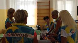Dobrovolníci potěšili pacienty oddělení následné péče dárky k Mezinárodnímu dni seniorů. Foto: Petr Novák