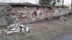 Druhá etapa obnovy hřbitovní zdi v Bosni začala. Foto: obec Boseň