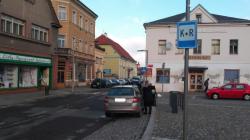 Značka K+R existuje ve vyhlášce od roku 2010 a je&nbsp;určena pro případy, kdy řidič přepravuje automobilem spolujezdce, kterého u daného místa vyloží a následně pokračuje v jízdě dál. Foto: Markéta Červinková