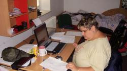 I když někomu může připomínat mentálně postiženou, je to jen předsudek. Pracuje jako předsedkyně spolku. Foto: archiv Kateřiny Maxové