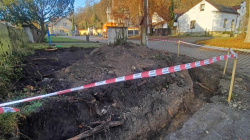 Vyčistit náves, ozdobit strom, dokončit skalku a naplánovat investice na příští rok. Mohelnice nad Jizerou se připravuje na advent i na příští rok. Foto: obec