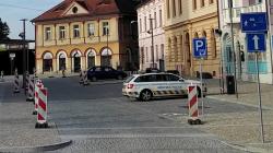 Již samotná značka obytné zóny při vjezdu na náměstí (na snímku vpravo) nám říká, že nesmíme parkovat mimo označená parkoviště. Žádné další zákazové značky nejsou potřeba. Foto: Petr Novák