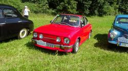 Setkání závodních oldtimer vozů u Suhrovických rybníků. Foto: Radek Žďánský