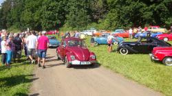 Setkání závodních oldtimer vozů u Suhrovických rybníků. Foto: Radek Žďánský