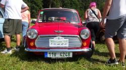 Setkání závodních oldtimer vozů u Suhrovických rybníků. Foto: Radek Žďánský