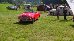 Setkání závodních oldtimer vozů u Suhrovických rybníků. Foto: Radek Žďánský