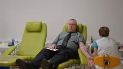 Pákaři se připravují na soutěž v Bousově a tekla jim z rukou krev. Pro dobrou věc. Foto: Zdeněk Plešinger