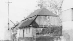 Obrázek 5: Dnes již zaniklý dům čp. 147 v Budovcově ulici okolo roku 1960. Převzato z: Můj dům, můj hrad