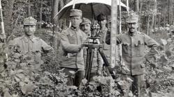 Obrázek 15: Ing. Josef Tieftrunk s kolegy při zaměřování trati v Bosně a Hercegovině, datace a přesná lokalita neuvedena. Archiv Jiřího Tieftrunka