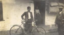V době učňovských let, v roce 1938, při návštěvě doma v Sobětuši. Foto: rodinný archiv