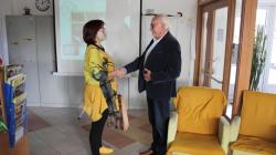 Na závěr besedy popřála hostu ředitelka Spokojeného domova a Malyry k narozeninám. Foto: Spokojený domov