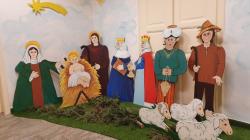 Dřevěný malovaný Betlém pana Františka Pešána, který je vystavený ve vestibulu knihovny v Bakově nad Jizerou