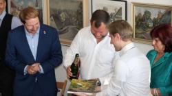 Ondřej Lochman, Daniel Marek a Lukáš Řípa křtí katalog malířových obrazů. Foto: Petr Novák