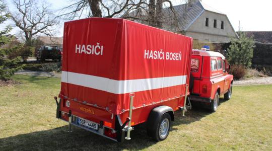 Dobrovolní hasiči v Bosni mají nový přívěsný vozík, poslouží hlavně dětem na hasičských soutěžích. Foto: Petr Novák