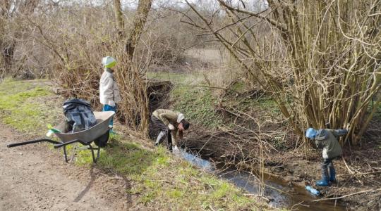 Dvě desítky dobrovolníků se v dubnu loňského roku zapojily do úklidu Kláštera Hradiště nad Jizerou. Foto: obec