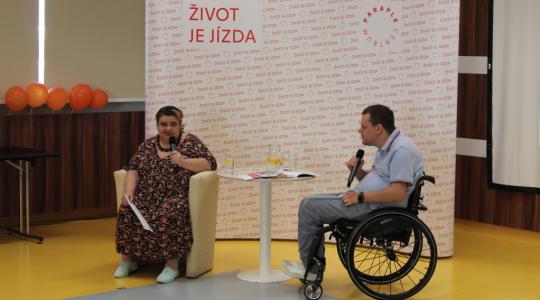 Beseda ředitele Centra Paraple Davida Lukeše s Kateřinou Maxovou, která i přes svůj vlastní handicap organizuje pobyty pro lidi se dětskou mozkovou obrnou. Foto: Petr Novák