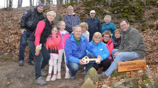 Jako každý rok vyrazila skupina obyvatel Vlčího Pole navštívit pohádkové místo, kde ze země vyvěrá pramen zvaný Hraběnčina studánka. Foto: Zdeněk Plešinger