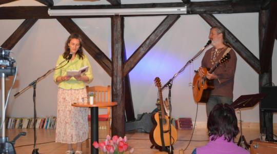 V Dolním Bousově se konal poetický večer veršů Pavly Bartkové a písní Jana Svetlana Majerčíka. Foto: Zdeněk Plešinger