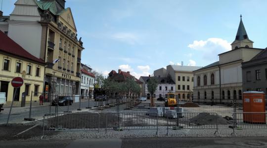 Letos se obyvatelé Mnichova Hradiště dočkají dokončení rekonstrukce severní části náměstí před poštou. Foto: Petr Novák, 4. května 2022