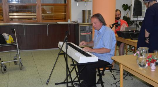 Hudebník Radim Linhart hrál a zpíval v Dolním Bousově. Foto: Zdeněk Plešinger
