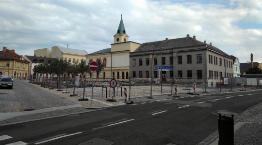 Aktuální stav prostoru před Klubem na mnichovohradišťském Masarykově náměstí. Foto: Petr Novák, 30. srpna 2022