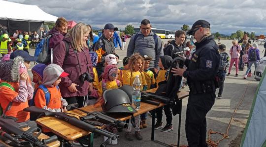 Složky integrovaného záchranného systému představily dětem svou práci na letišti v Hoškovicích. Foto: Policie ČR