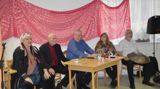 Dalšími umělci, kteří navštívili dům s pečovatelskou službou v Dolním Bousově, byli herec a recitátor Karel Hábl a zpěvák a hráč na hang Jiří Šámal. Foto: Zdeněk Plešinger