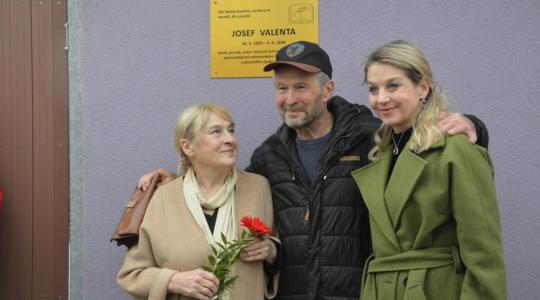 V Dolním Bousově byla odhalena pamětní deska Josefa Valenty. Následoval křest knihy o ochotnickém divadle a beseda se Sabinou Laurinovou. Foto: Zdeněk Plešinger